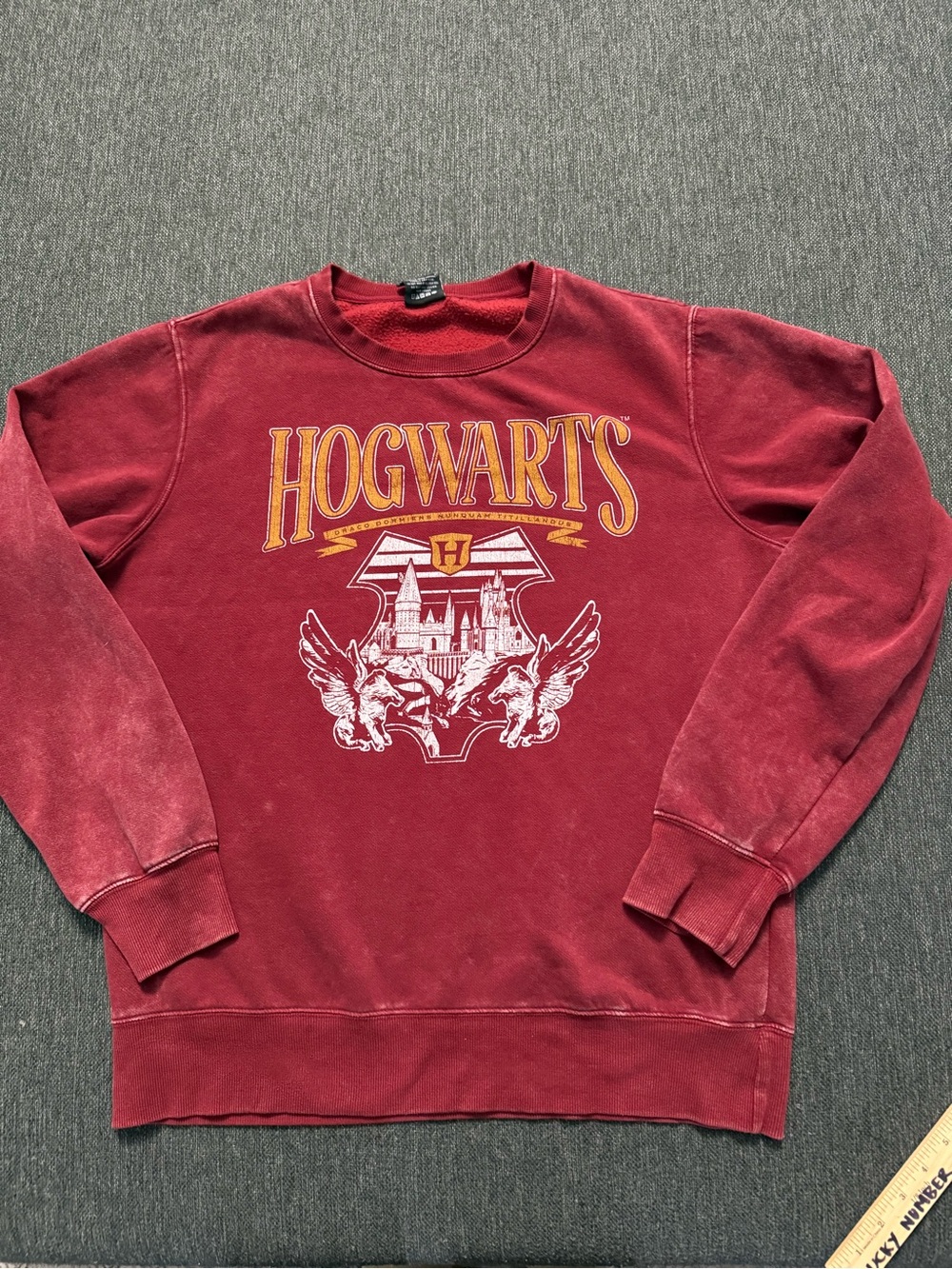 Hogwarts Maroon Crewneck graphic Sweatshirt size Large 42-44 - Picture 2 of 9